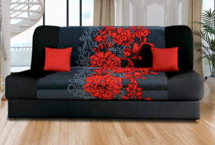 Zajímavá třímístná pohovka motiv červených a šedé květů
